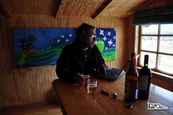 Embalado por cerveja, trabalhando um pouco no computador em nosso albergue em Villa O'Higgins, última cidade da Carretera Austral, no sul do Chile